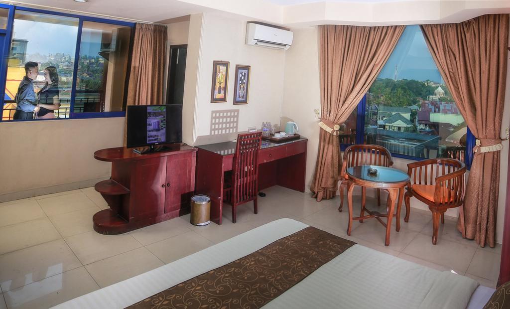 Grand Hotel Jambi Exterior photo